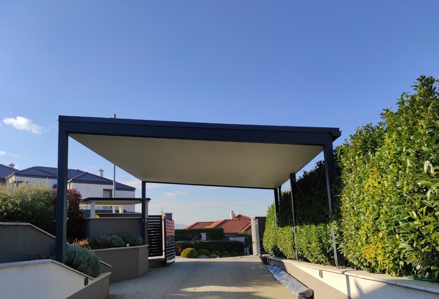 antracit-ragasztott-fa-trapezlemez-fedesu-kocsibeallo-deluxe_building