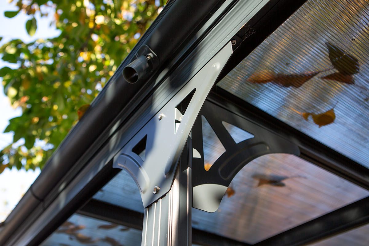 Előregyártott kocsibeálló alumínium vázzal és polikarbonát tetővel.