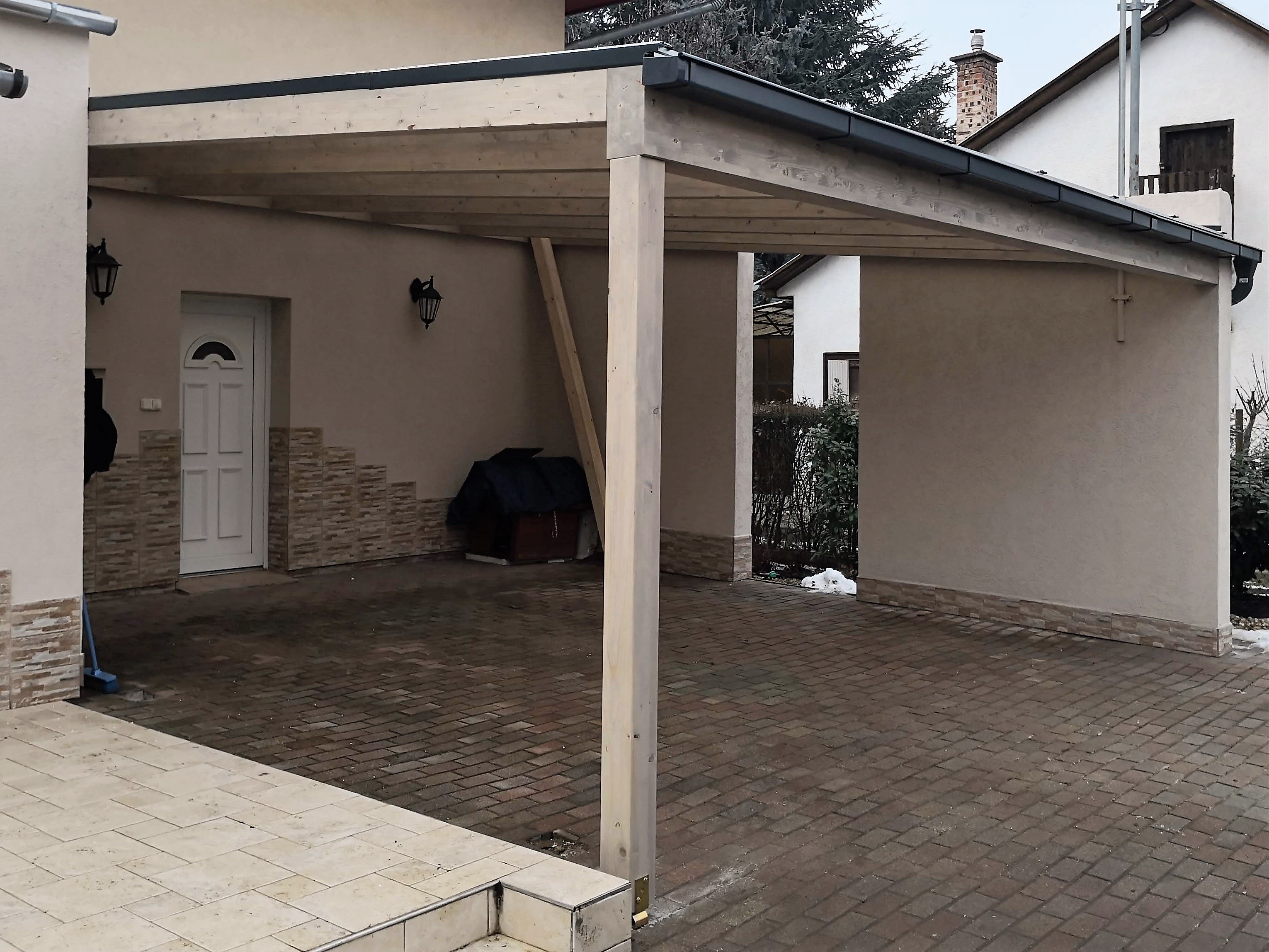 egyedi_autobeallo_ragasztott_fa_szerkezettel_fustszinu_polikarbonat_fedessel