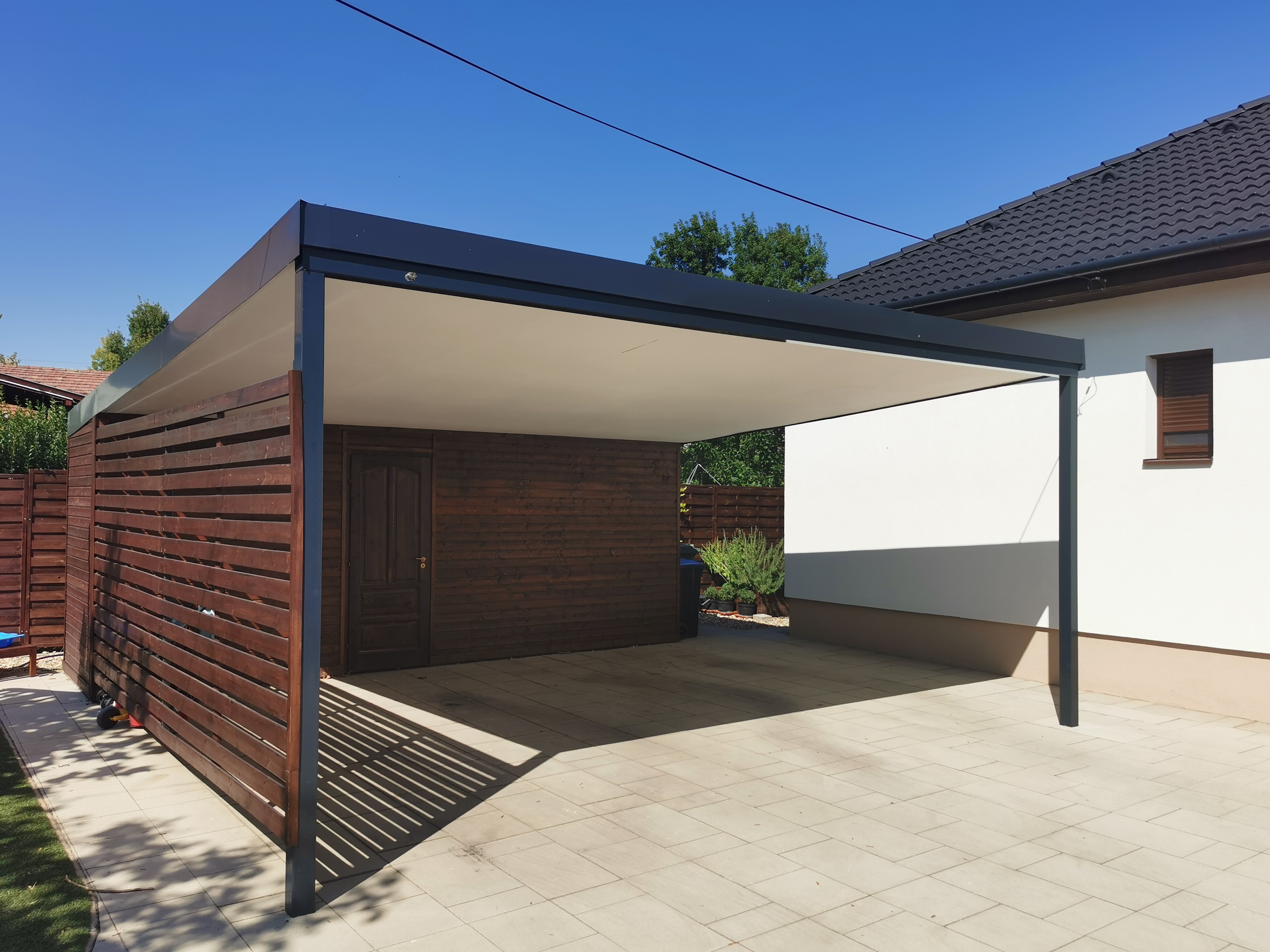 Egyedi fa kocsibeálló tárolóval 