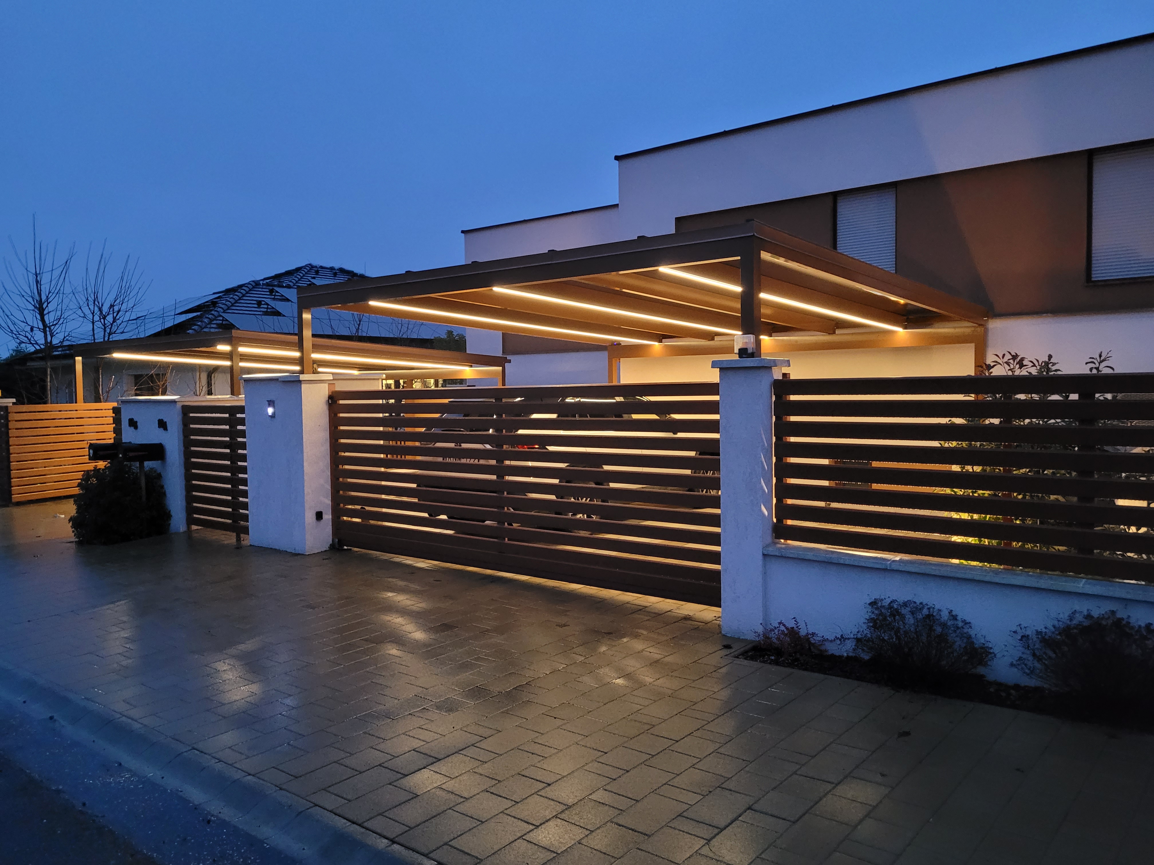 egyedi_kocsibeallo_LED_vilagitassal_deluxe_building