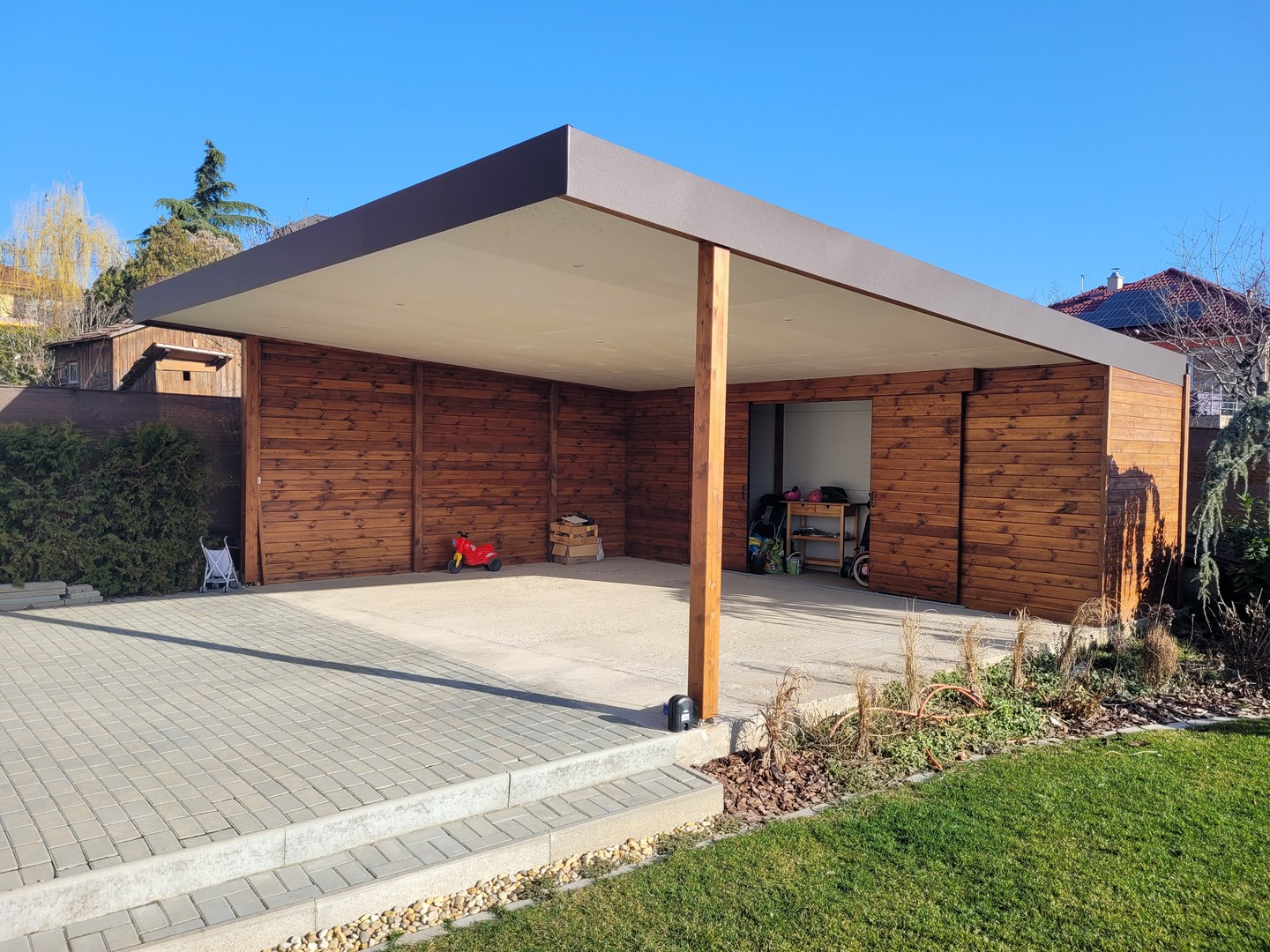 egyedi_kocsibeallo_csaladi_taroloval_Deluxe_Building