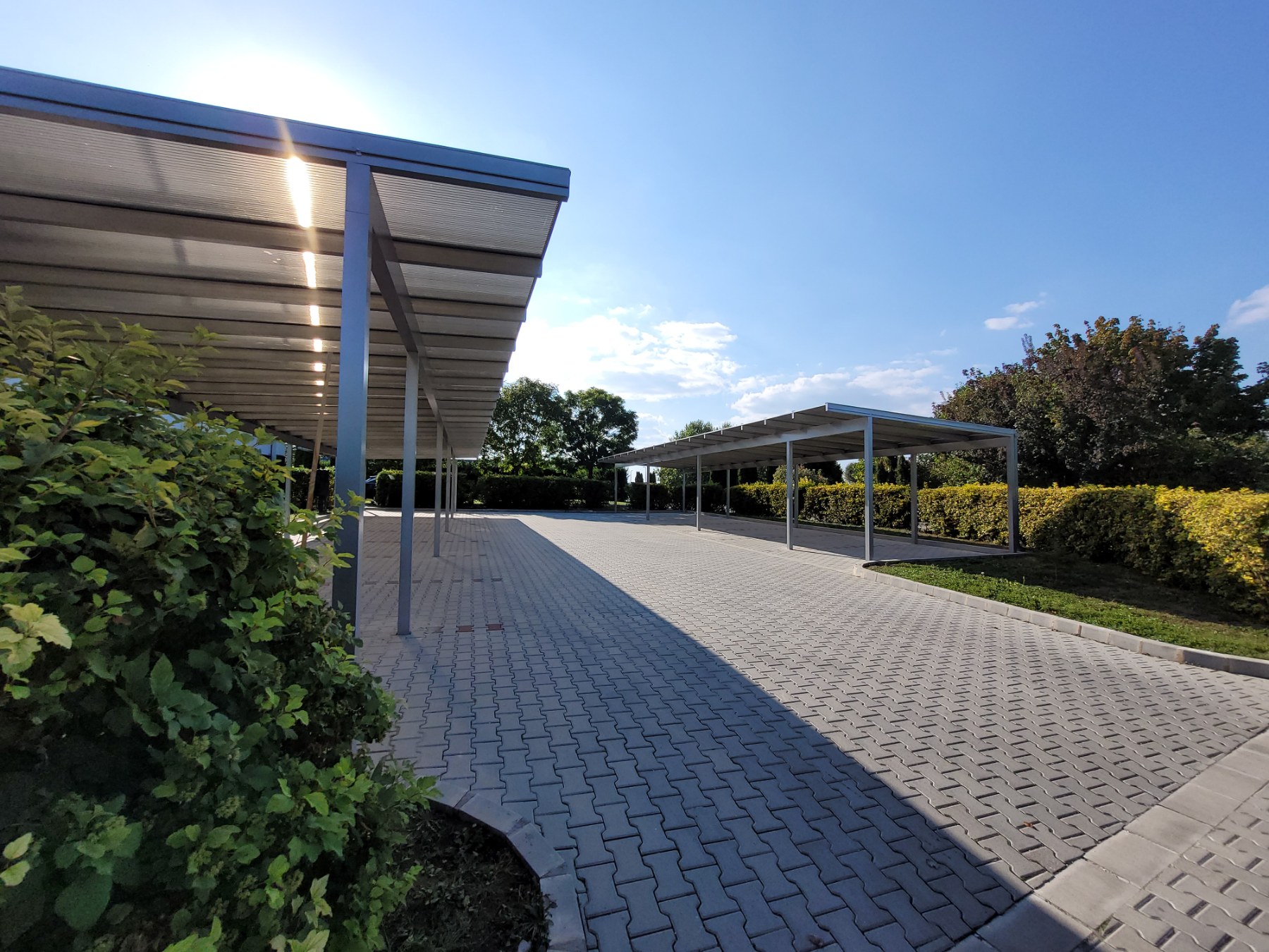 Parkoló fedés alumínium szerkezettel és polikarbonát fedéssel 