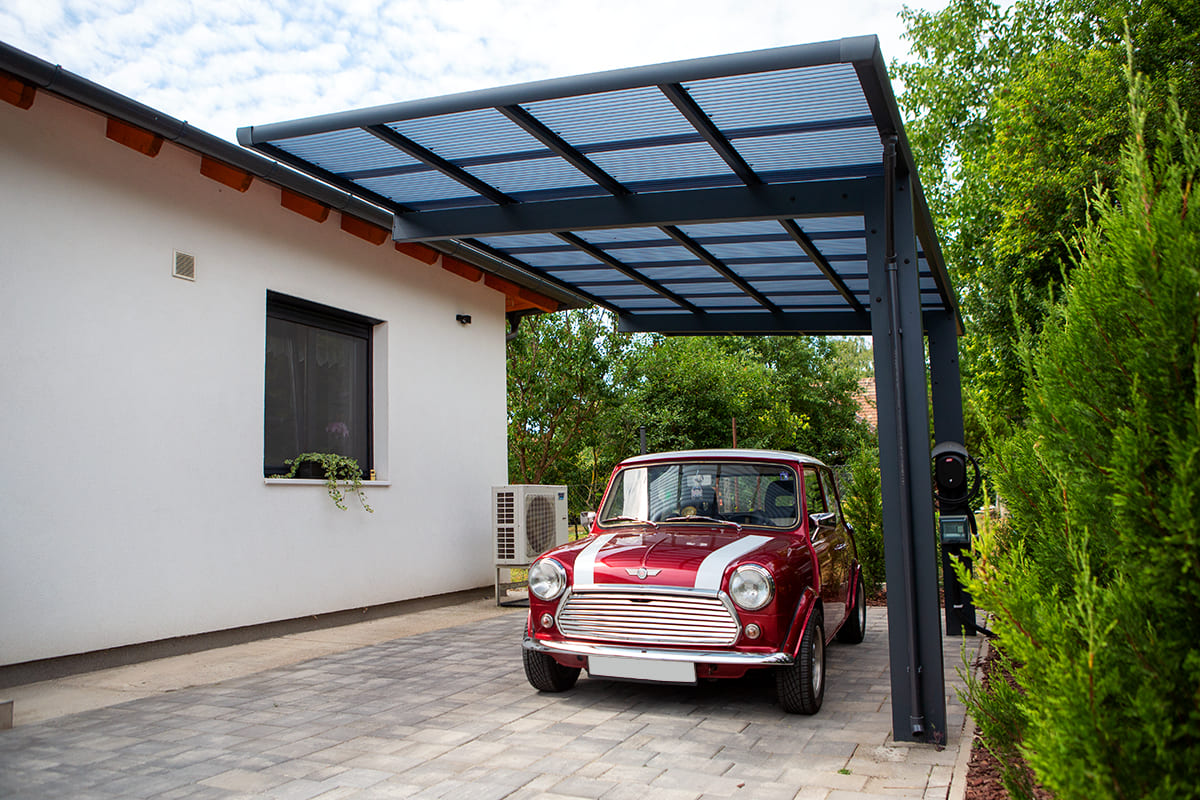 Előregyártott kocsibeálló ötletek alumínium szerkezettel, polikarbonát tetővel