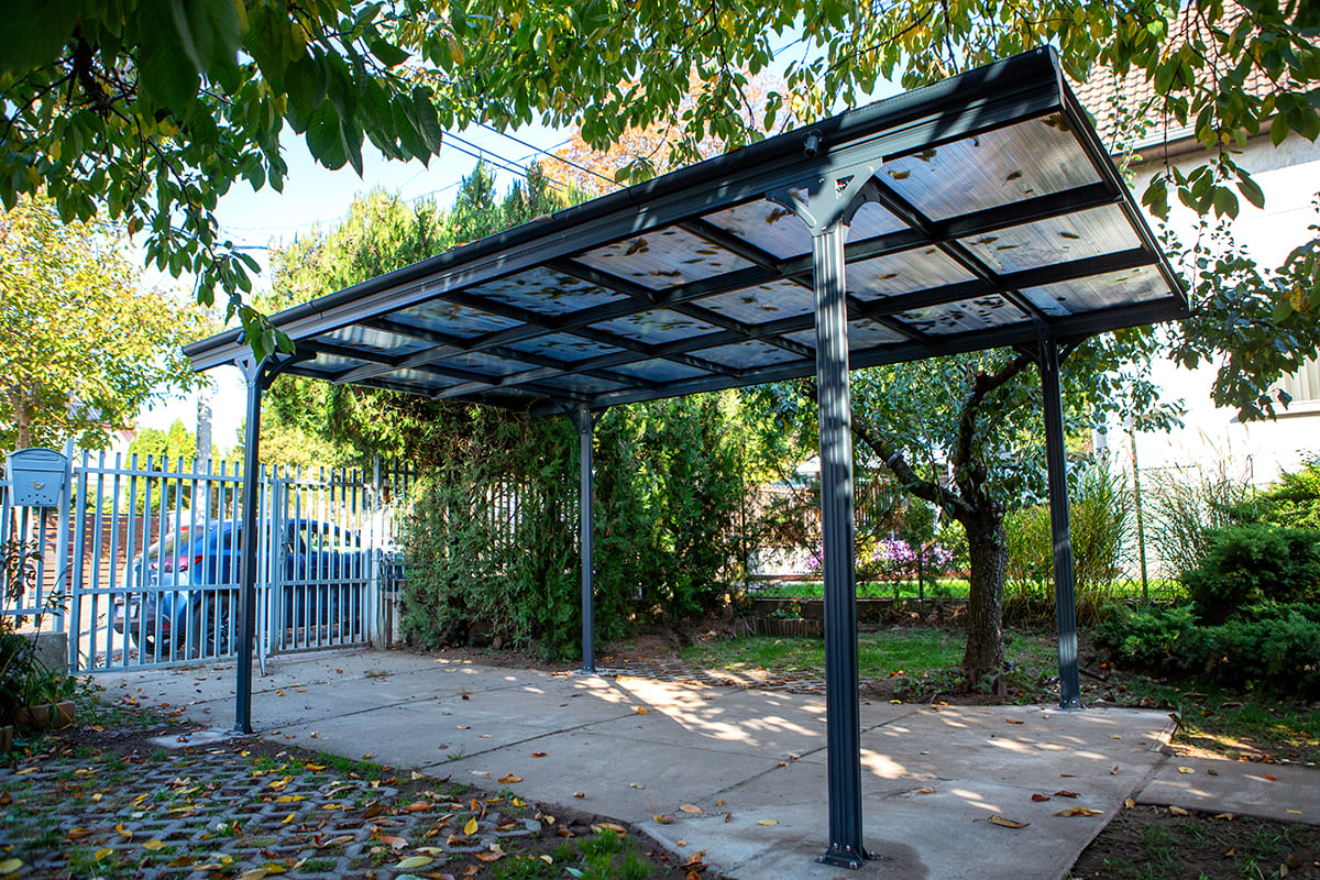 Előregyártott kocsibeálló ötletek alumínium szerkezettel, polikarbonát tetővel