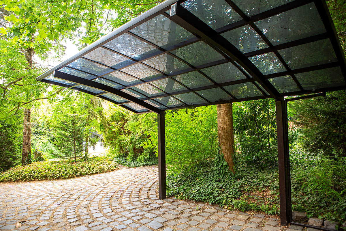 Előregyártott kocsibeálló ötletek alumínium szerkezettel, polikarbonát tetővel