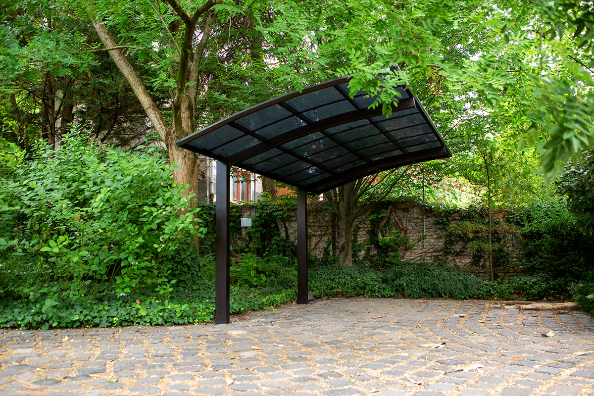 Előregyártott kocsibeálló ötletek alumínium szerkezettel, polikarbonát tetővel