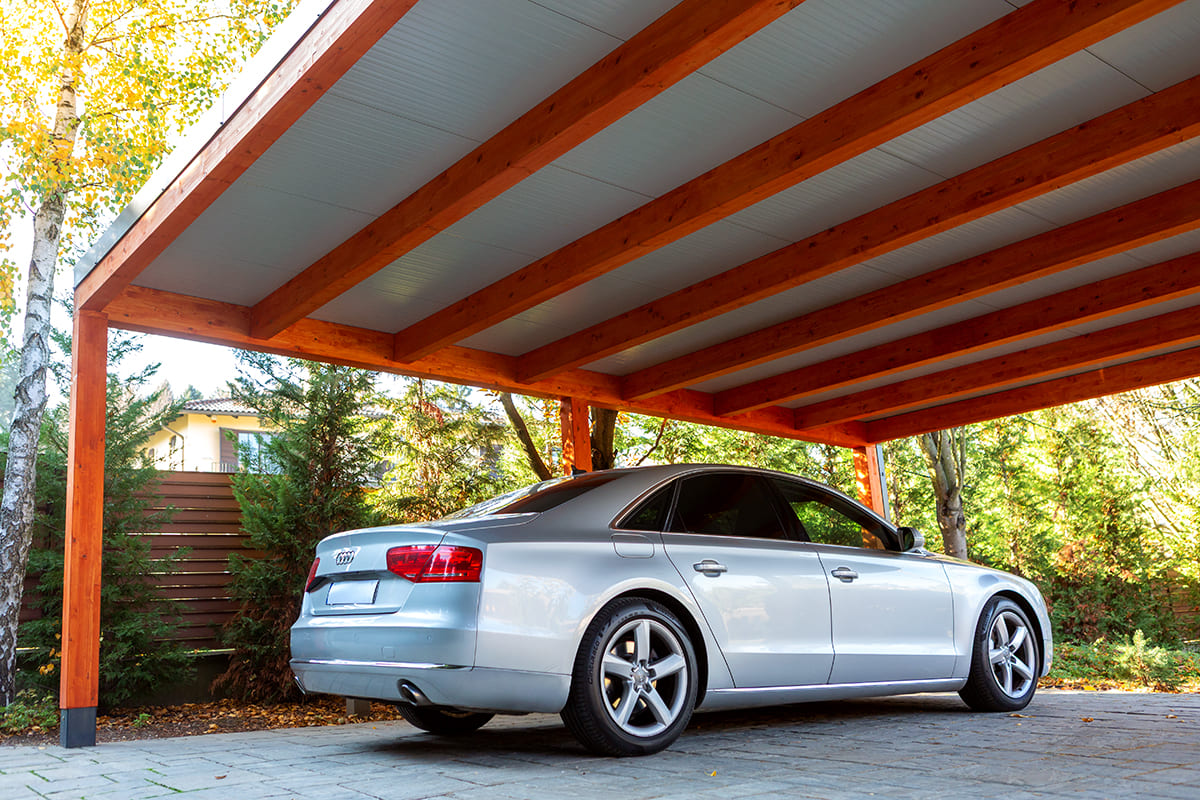 Előregyártott kocsibeálló ötletek ragasztott fa szerkezettel, szendvicspanel tetővel