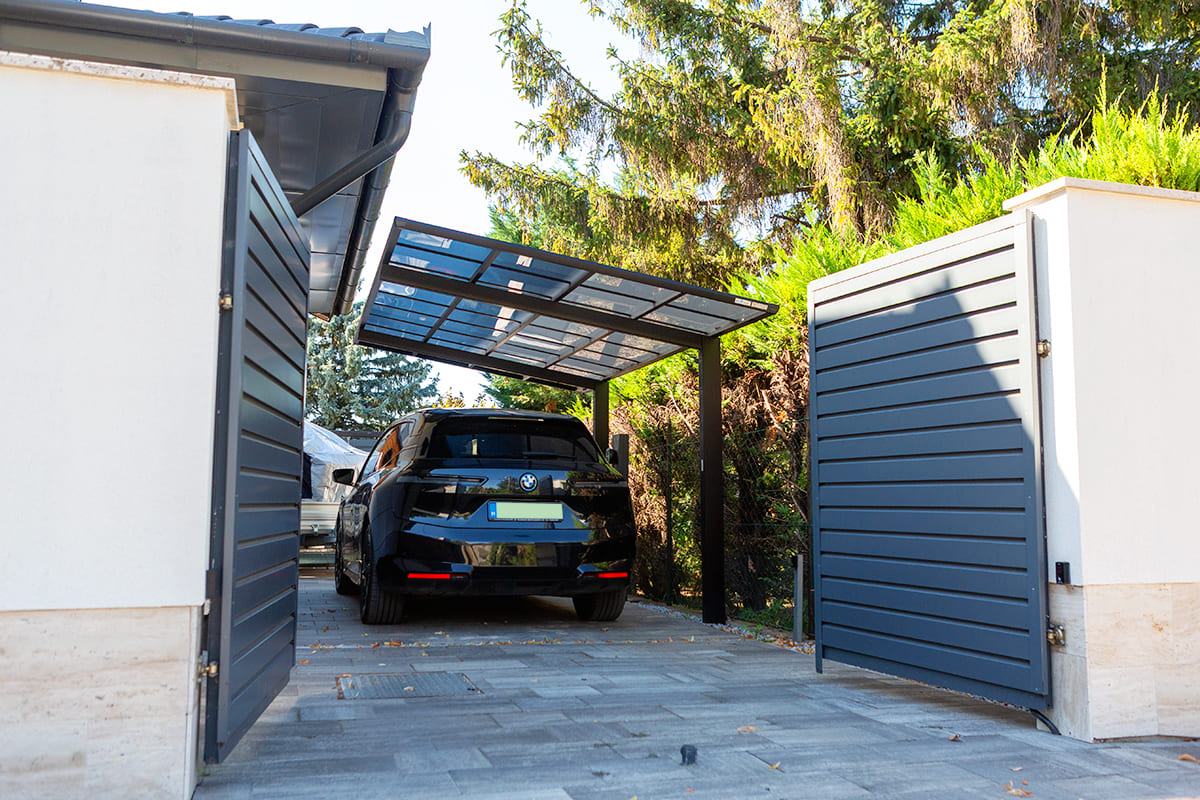 Előregyártott kocsibeálló ötletek alumínium szerkezettel, polikarbonát tetővel