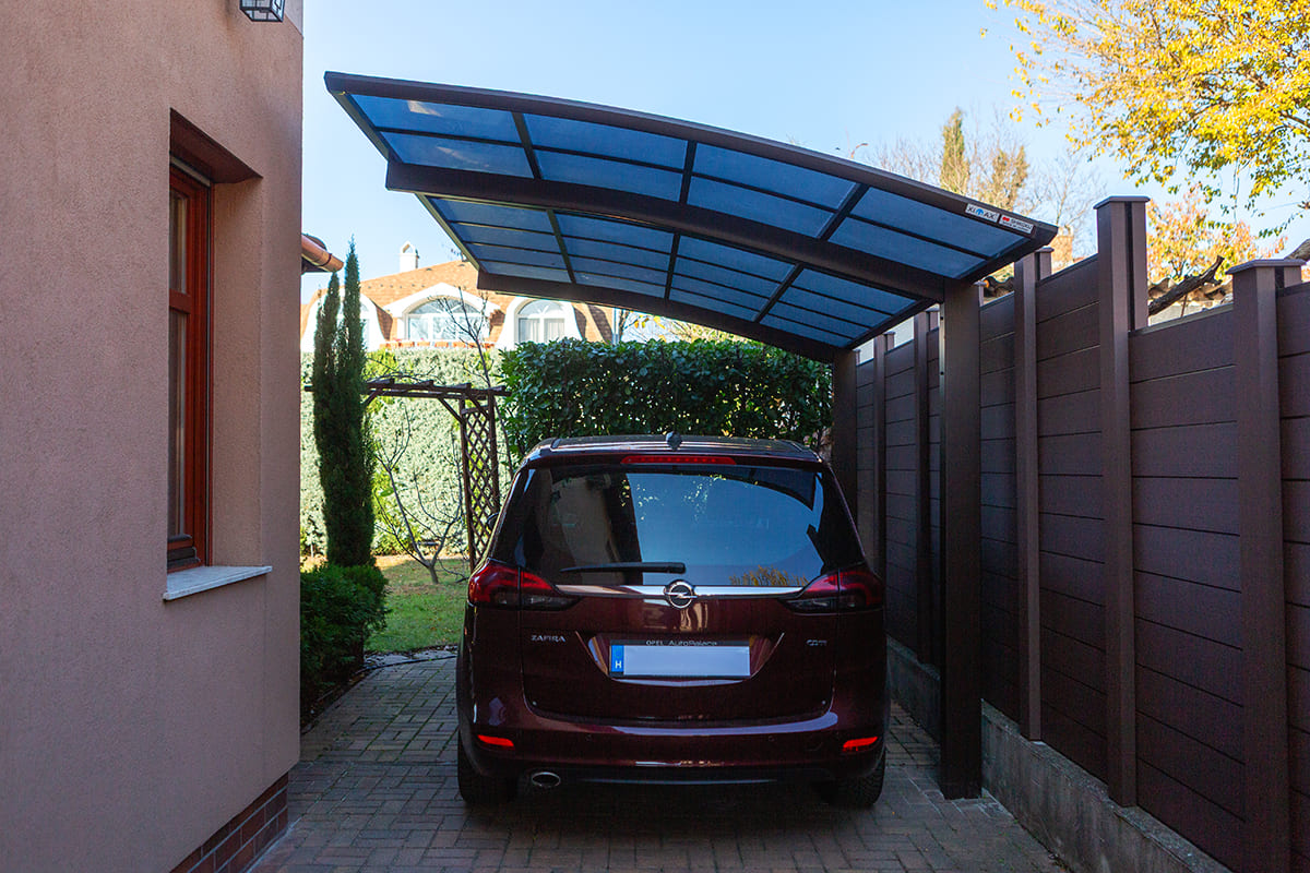 Ximax Portoforte alumínium kocsibeálló polikarbonát tetővel szűk udvarra