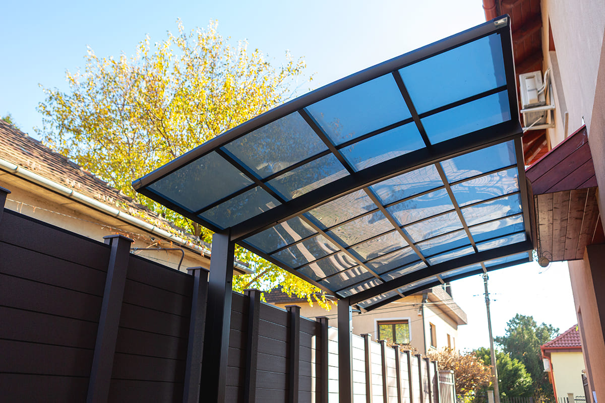 Ximax Portoforte alumínium kocsibeálló polikarbonát tetővel szűk udvarra