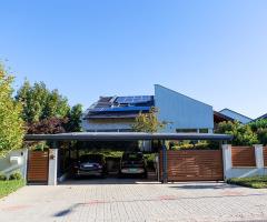 Egyedi napelemes tripla kocsibeálló, három autó számára ideális férőhellyel