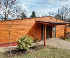 könnyűszerkezetes garázs ragasztott fa szerkezettel, Hörmann garázskapuval 01