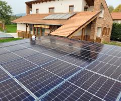 Napelem fedésű kocsibeálló