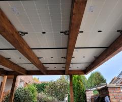 Ragasztott fa szerkezetű kocsibeálló napelemekkel