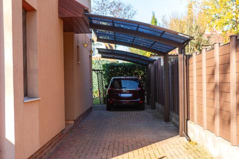 Ximax Portoforte alumínium kocsibeálló polikarbonát tetővel szűk udvarra