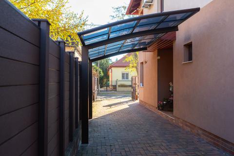 Ximax Portoforte alumínium kocsibeálló polikarbonát tetővel szűk udvarra