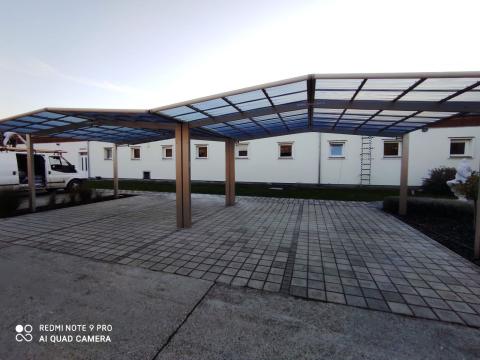 Több autó részére kocsibeálló, autóbeálló