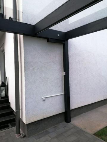 Rétegragasztott fagerenda szerkezetű autóbeálló, üveg fedéssel