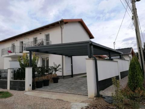 Rétegragasztott fagerenda szerkezetű autóbeálló, üveg fedéssel