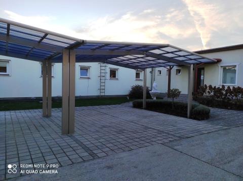 Több autó részére kocsibeálló, autóbeálló