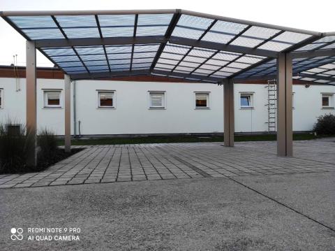 Több autó részére kocsibeálló, autóbeálló