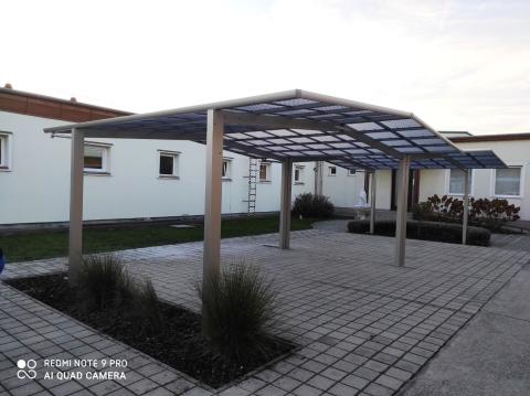 Több autó részére kocsibeálló, autóbeálló