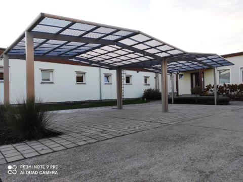 Több autó részére kocsibeálló, autóbeálló