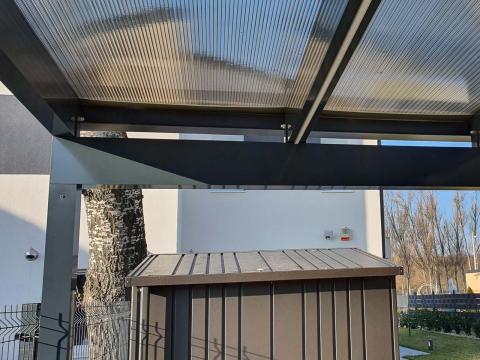 Alumínium kocsibeálló polikarbonát fedéssel LED csíkokkal_Deluxe Building