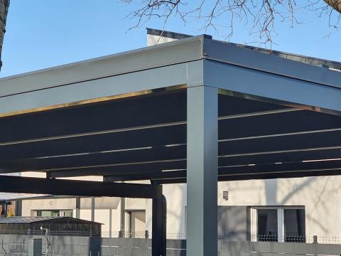 Alumínium kocsibeálló polikarbonát fedéssel LED csíkokkal_Deluxe Building_7