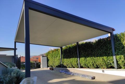 Trapézlemez fedésű, ragasztott fa szerkezetű kocsibeálló 01