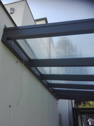 Minimál stílusú autóbeálló ragasztott fa szerkezettel 2