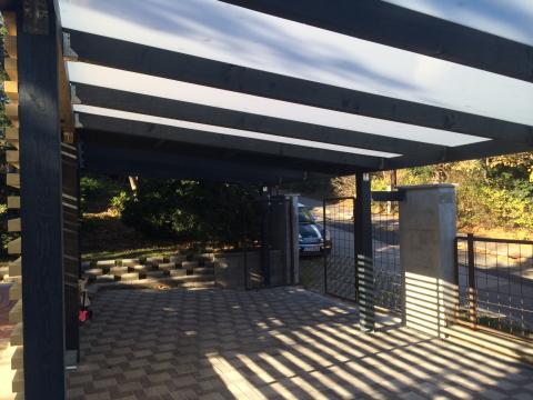 Autóbeálló ragasztott fából polikarbonát fedéssel 1