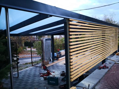 Autóbeálló ragasztott fából polikarbonát fedéssel 8 építés közben