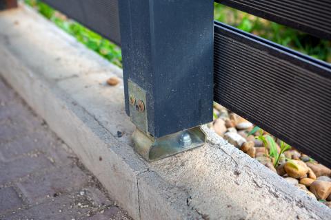 Fa kocsibeálló trapézlemez fedéssel, antracit színű