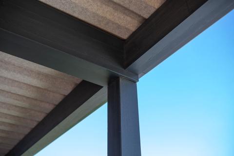 Fa kocsibeálló trapézlemez fedéssel, antracit színű