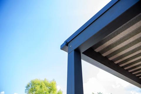 Fa kocsibeálló trapézlemez fedéssel, antracit színű