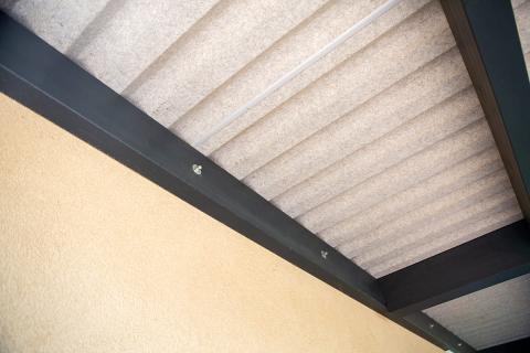 Deluxe building fa kocsibeallo trapezlemez fedes antracit negyzetes csatorna 08