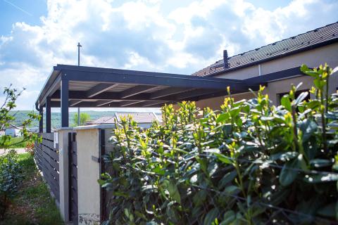 Deluxe building fa kocsibeallo trapezlemez fedes antracit negyzetes csatorna 10