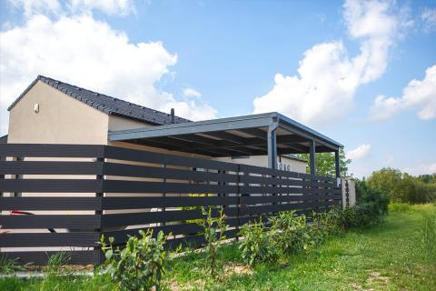 Deluxe building fa kocsibeallo trapezlemez fedes antracit negyzetes csatorna 11