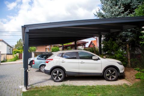 Deluxe building fa szerkezetes kocsibeallo antracit negy allasos beallo napelemes napelem panelek polikarbonat teto negyzetes csatorna 06