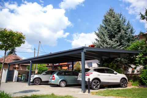 Deluxe building fa szerkezetes kocsibeallo antracit negy allasos beallo napelemes napelem panelek polikarbonat teto negyzetes csatorna 07