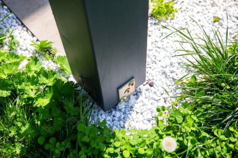 Deluxe building fa szerkezetes kocsibeallo antracit negy allasos beallo napelemes napelem panelek polikarbonat teto negyzetes csatorna 12