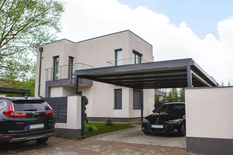 Modern Deluxe Building kocsibeálló, letisztult antracit színű alumínium szerkezettel és szendvicspanel fedéssel