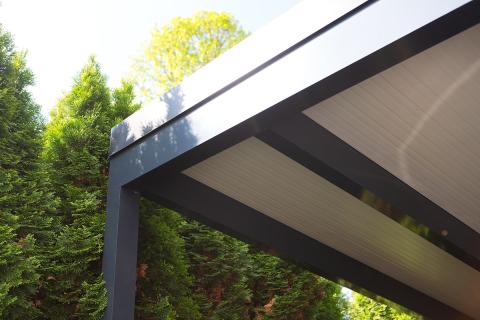 Tripla kocsibeálló antracit színű alumínium vázzal, szendvicspanel- és üvegfedéssel