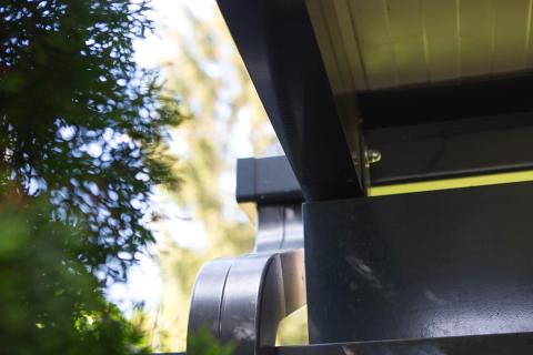 Deluxe building tripla kocsibeallo aluminium szerkezet szendvicspanel fedes negyzetes csatorna antracit uvegfedes biztonsagi uveg 05