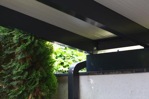 Deluxe building tripla kocsibeallo aluminium szerkezet szendvicspanel fedes negyzetes csatorna antracit uvegfedes biztonsagi uveg 07