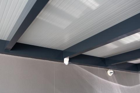 Deluxe building tripla kocsibeallo aluminium szerkezet szendvicspanel fedes negyzetes csatorna antracit uvegfedes biztonsagi uveg 08