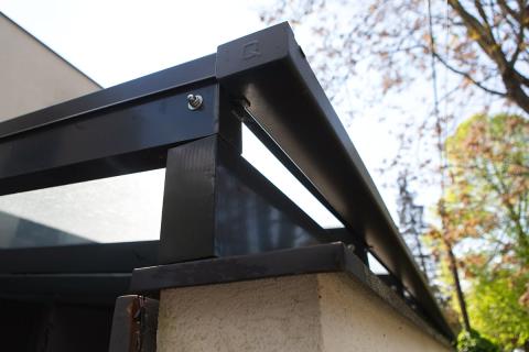 Tripla kocsibeálló antracit színű alumínium vázzal, szendvicspanel- és üvegfedéssel