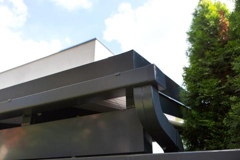 Deluxe building tripla kocsibeallo aluminium szerkezet szendvicspanel fedes negyzetes csatorna antracit uvegfedes biztonsagi uveg 13